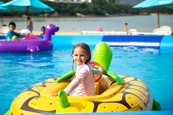 copii la piscina pe colace gonflabile