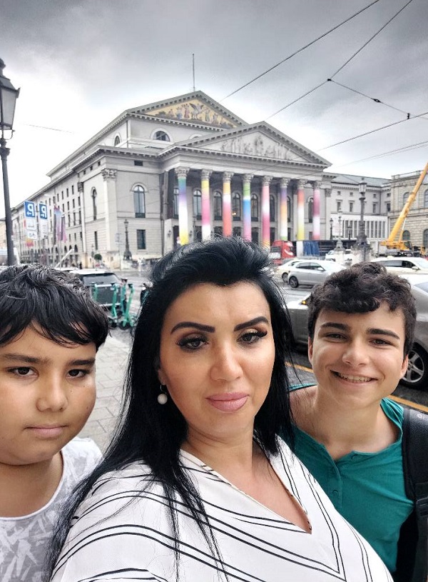 adriana bahmuteanu pe strada face selfie cu fiii ei