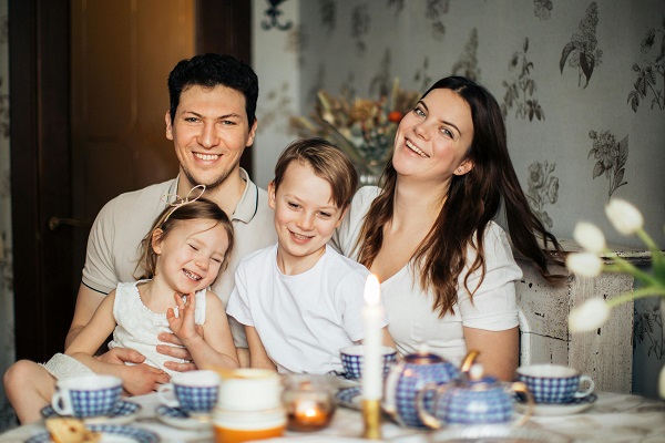 familie cu doi copii la masa