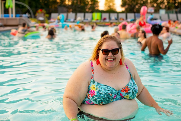 femeie supraponderala la piscina