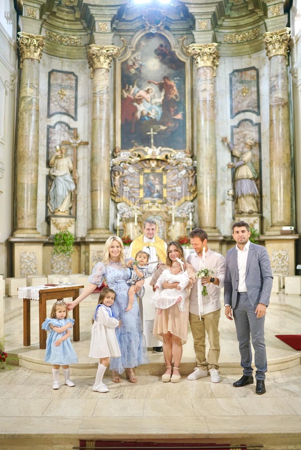 familia laurei cosoi la botez in biserica