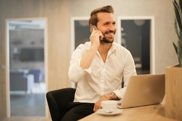 barbat la birou vorbeste la telefon