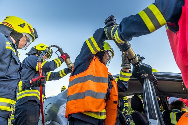 operatiune interventie pompieri masina accident