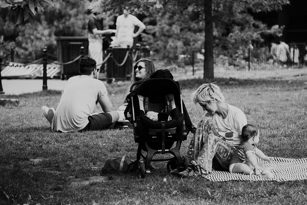 poza alb negru cu o femeie care are grija de copilul ei in parc