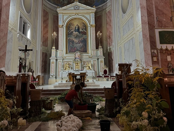 imagini din biserica catolica in timp ce se faceau pregatiri de botez