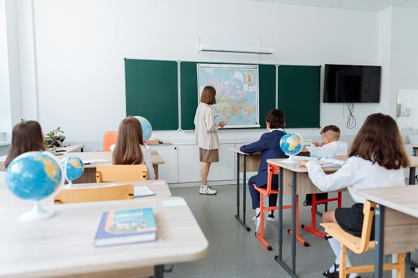 copii in sala de clasa la ora de geografie