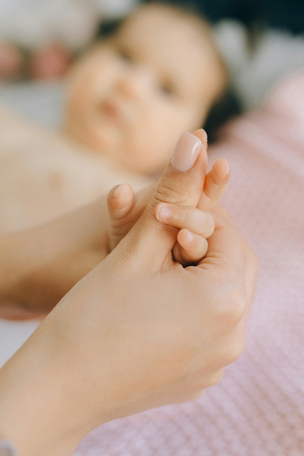 mama tine in mana palma copilului ei 