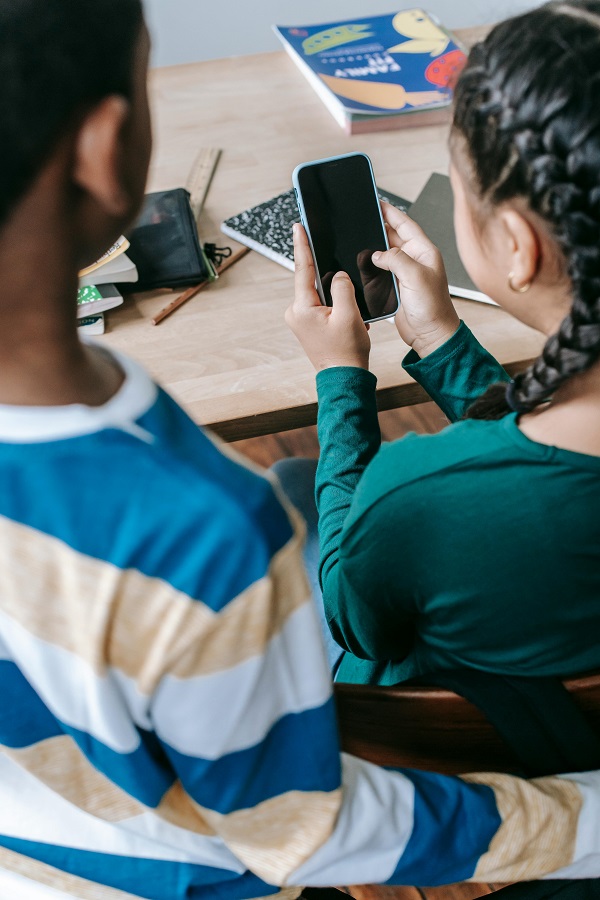 copii stau pe telefoane la scoala