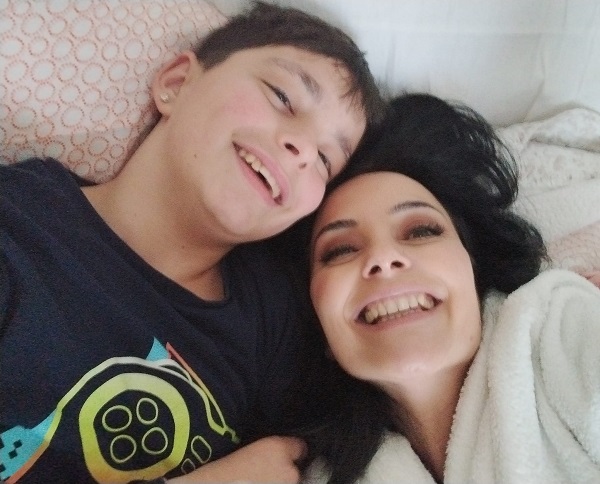 magda vasiliu isi face selfie razand alaturi de fiul ei in pat