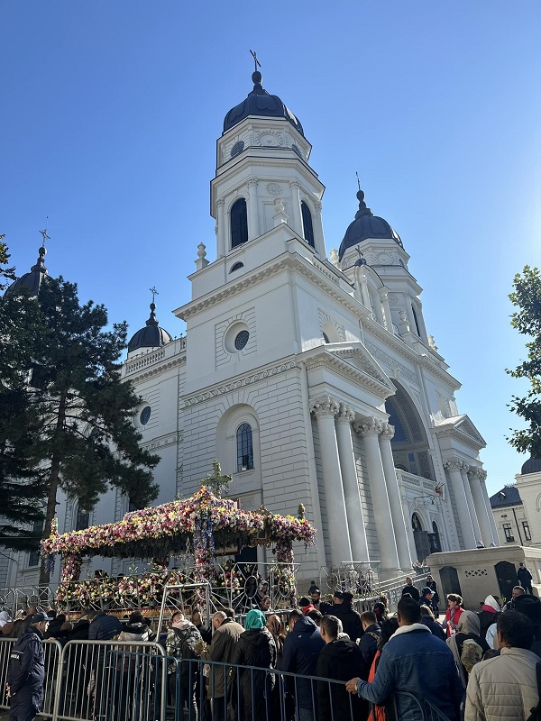 imagine cu coada la moastele sfintei parascheva