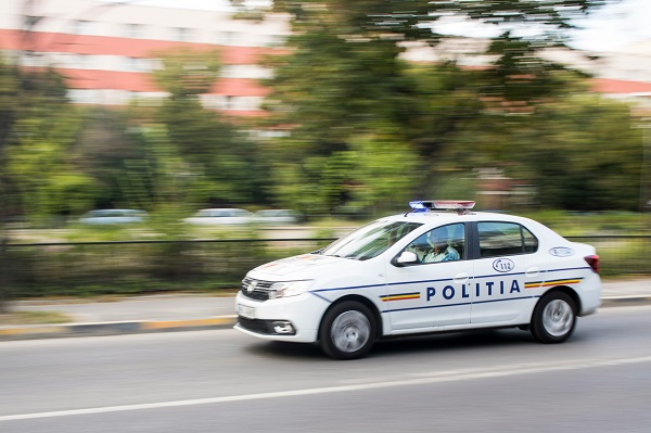 masina de politie se afla in misiune pe strada