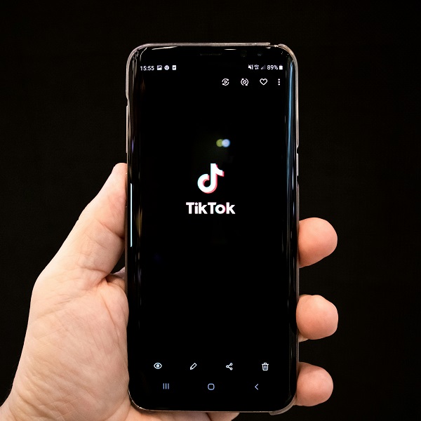 cineva tine in mana un telefon conectat pe tiktok