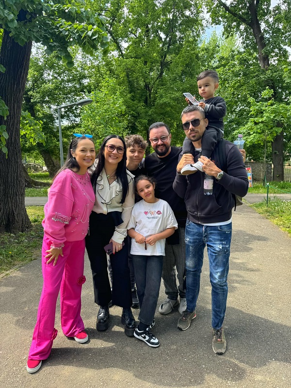 familia maruta si familia vladutei lupau intalnire in parc cu copiii