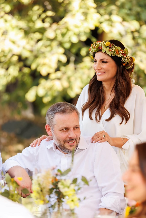 ioana ginghina imbracata in alb sta in bratele sotului ei