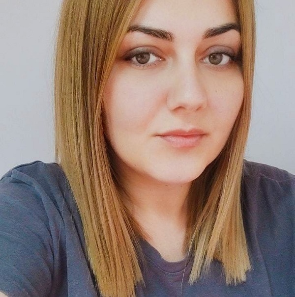 mama nataliei femeie blonda cu parul intins face selfie