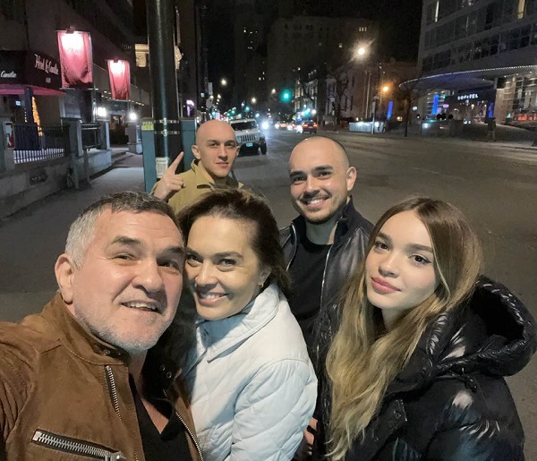 leonard doroftei face un selfie pe strada cu sotia si copiii sai