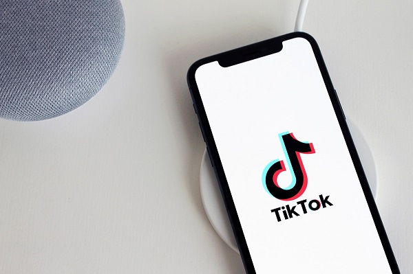 platforma tiktok pe fundal deschis pe telefon mobil