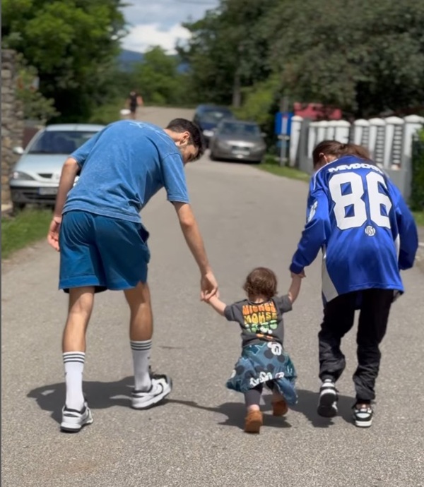 theo rose si anghel damian isi tin copilul de mana pe strada in timp ce face primii pasi