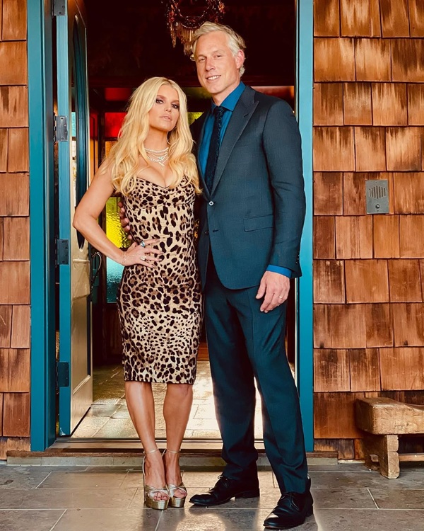 jessica simpson in rochie animal print la brat cu fostul ei sot imbracat in costum albastru