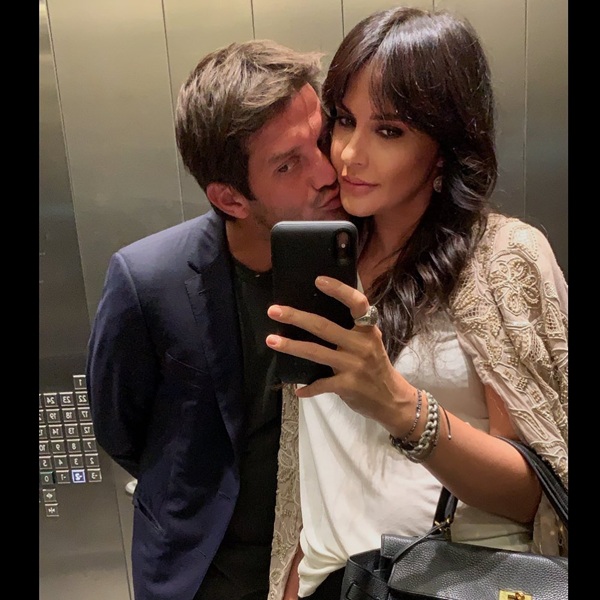 adelina chivu face un selfie in lift in timp ce este pupata pe obraz de sotul ei