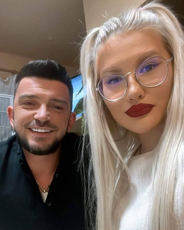 andrei pernes selfie impreuna cu sabrina cu ochelari la ochi si parul blond