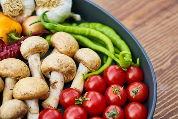 legume pe o farfurie: ardei, rosii si ciuperci frumos aranjate