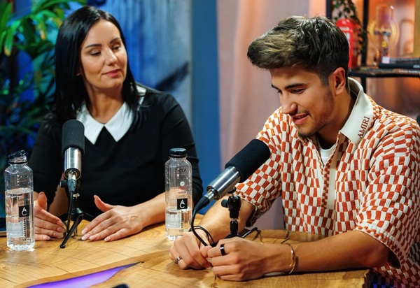 sebastian dobrincu vorbeste la microfon alaturi de mama lui in podcast