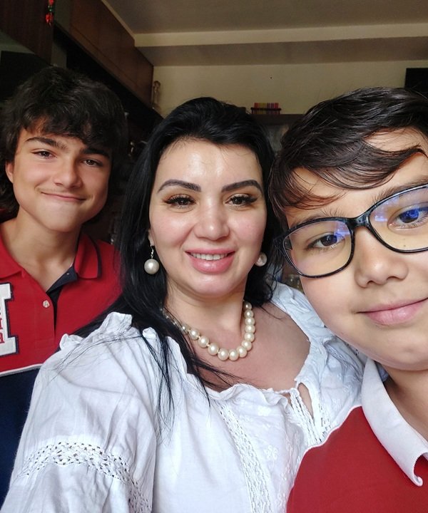 adriana bahmuteanu face selfie alaturi de copiii ei eduard si maximus